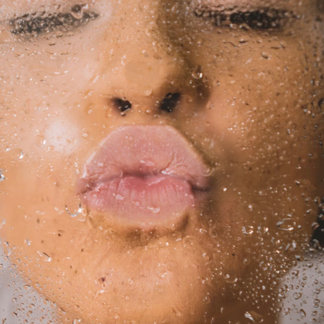 Les 3 erreurs qui accélèrent le vieillissement de la peau à l’automne